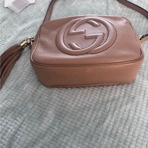 GUCCI Beige Pebbled Leather Soho Disco Crossbody Bag